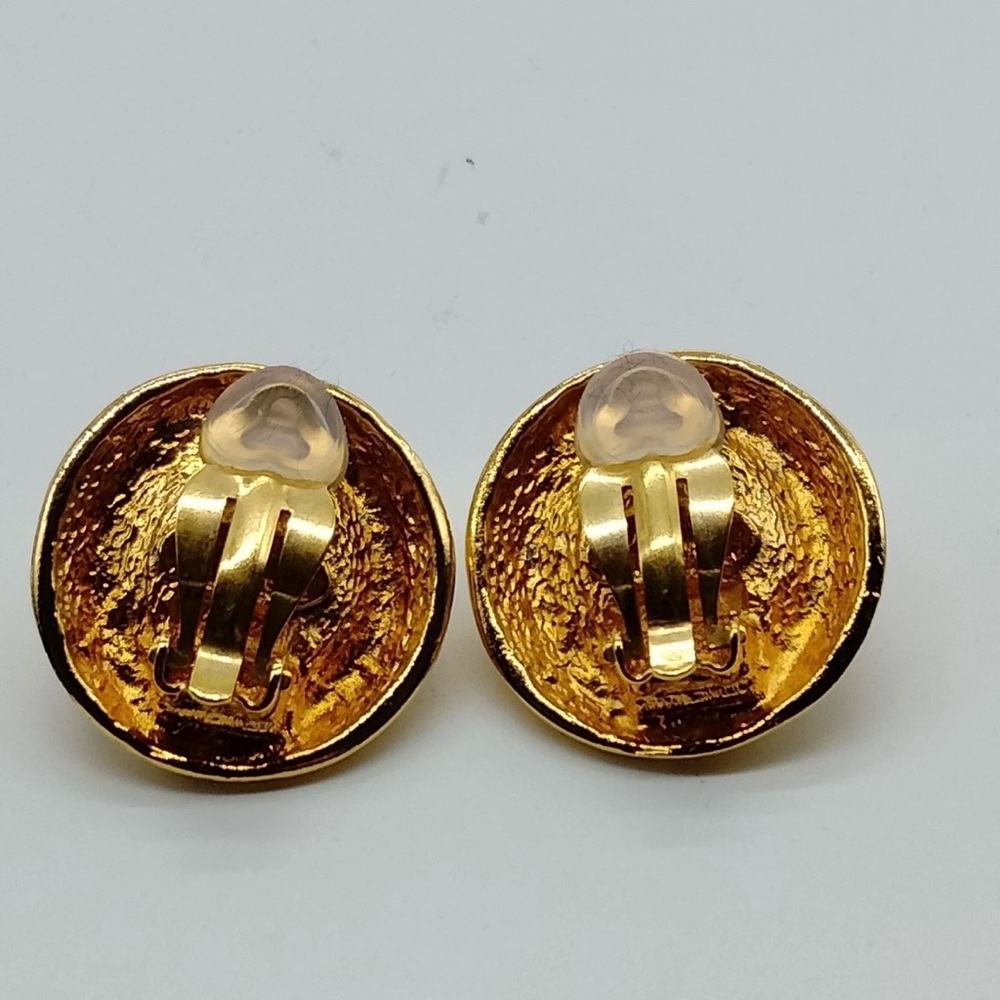 Vintage NIB Chanel Classic Baroque Pearl Quilted Edge Gold Round Clip Earrings - Picture 5 of 9